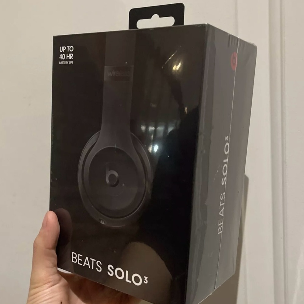 Brand New In SEALED Box Wireless Beats Solo 3